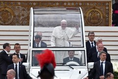 Papież Franciszek w papamobile 
