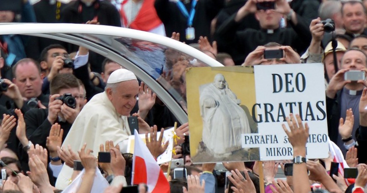 Papież Franciszek w papamobile 