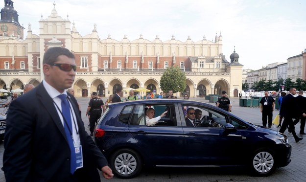 Papież Franciszek (w samochodzie) na Rynku Głównym w Krakowie /Andrzej Grygiel /PAP