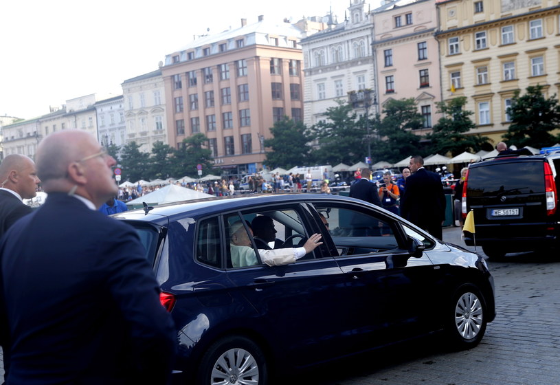 Papież Franciszek (w samochodzie) na Rynku Głównym w Krakowie /Andrzej Grygiel /PAP