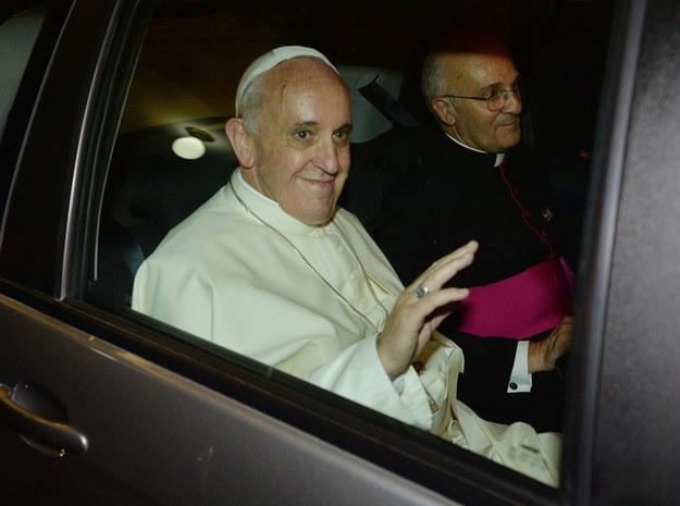 Papież Franciszek w samochodzie /ANSA/LUCA ZENNARO /PAP/EPA