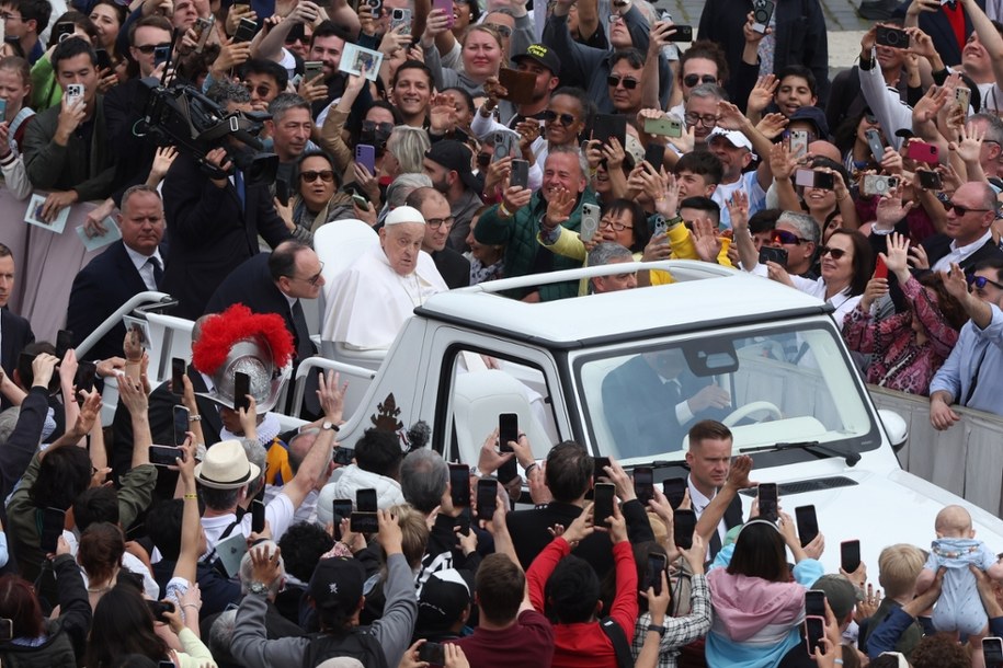 Papież Franciszek w swoim papamobile dzień przed śmiercią na placu Świętego Piotra /Shutterstock