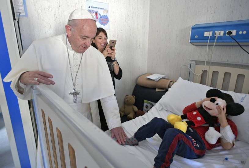 Papież Franciszek w szpitalu dziecięcym pod Rzymem /OSSERVATORE ROMANO / HANDOUT /PAP/EPA