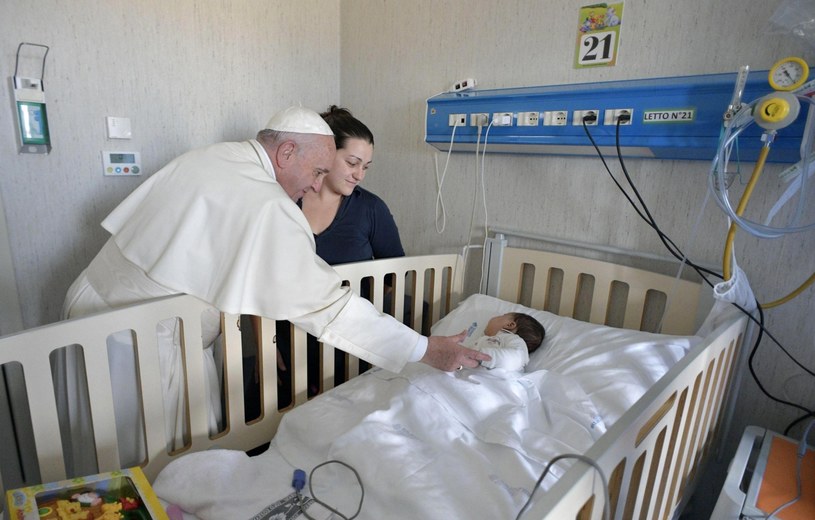 Papież Franciszek w szpitalu dziecięcym pod Rzymem /OSSERVATORE ROMANO / HANDOUT /PAP/EPA