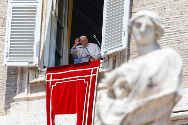 Papież Franciszek w trakcie modlitwy Anioł Pański, 21.07.2024 r. /PAP/EPA/Fabio Frustaci /PAP