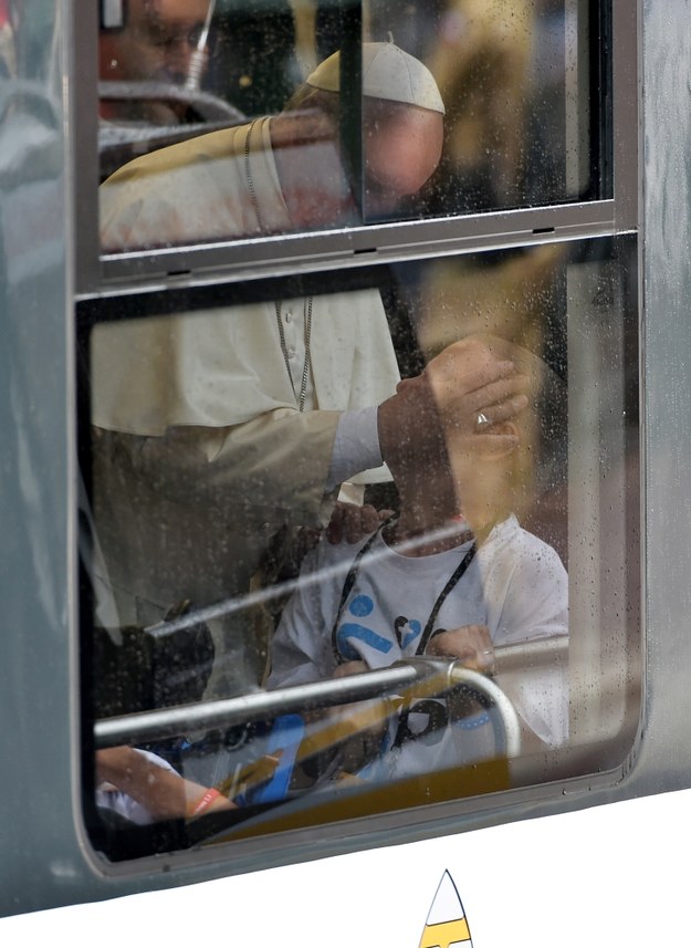 Papież Franciszek w tramwaju z młodzieżą niepełnosprawną /Marcin Obara /PAP