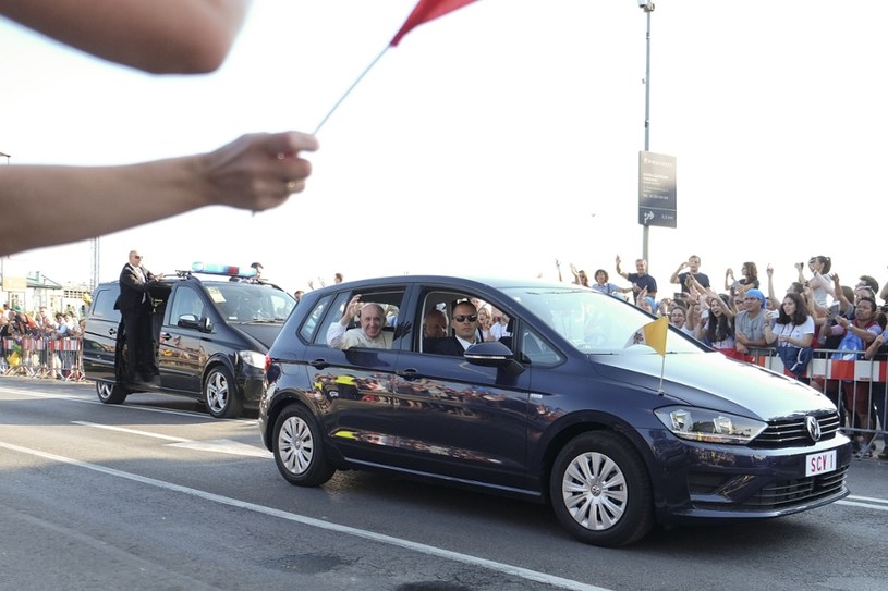Papież Franciszek w Volkswagenie Golfie przejeżdża mostem Dębnickim na Błonia (piątek 29.07) /Paweł Krawczyk /INTERIA.PL