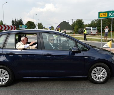 Papież Franciszek w Volkswagenie Golfie