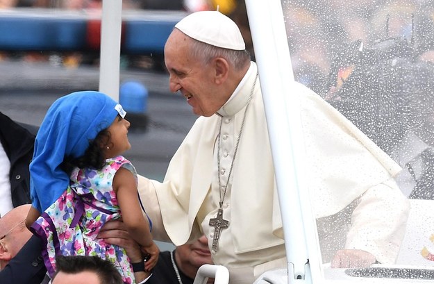 Papież Franciszek wita się z małą pielgrzymką w Krakowie /DANIEL DAL ZENNARO  /PAP/EPA