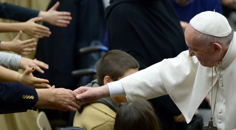 Papież Franciszek wita się z wiernymi /AFP