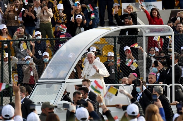 Papież Franciszek wita wiernych przybywających na miejsce Mszy Świętej na stadionie /	ALESSANDRO DI MEO /PAP/EPA