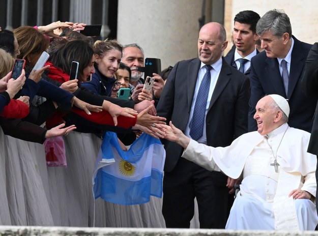 Papież Franciszek witający się z wiernymi /MAURIZIO BRAMBATTI /PAP/EPA