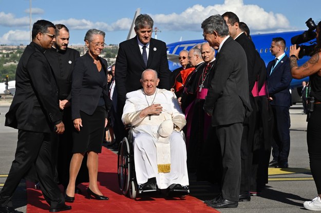 Papież Franciszek witany na lotnisku w Marsylii /ALESSANDRO DI MEO    /PAP/EPA