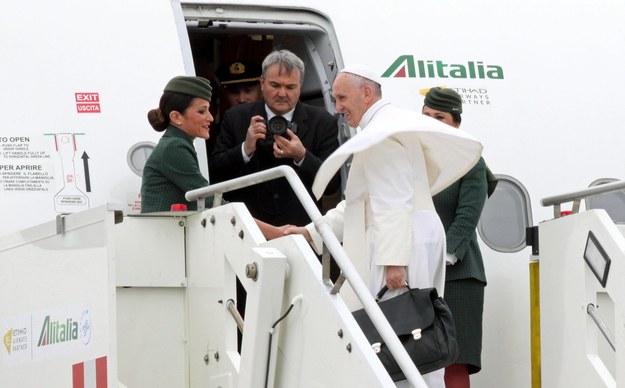 Papież Franciszek wsiada na pokład samolotu do Egiptu /TELENEWS    /PAP/EPA