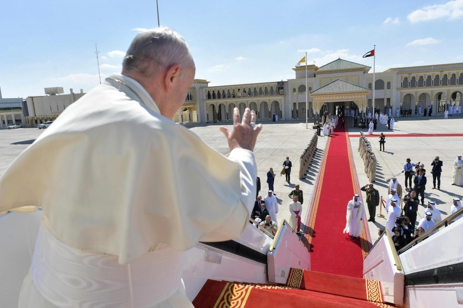 Papież Franciszek wsiada na pokład samolotu z Abu Zabi do Rzymu /VATICAN MEDIA HANDOUT /PAP/EPA