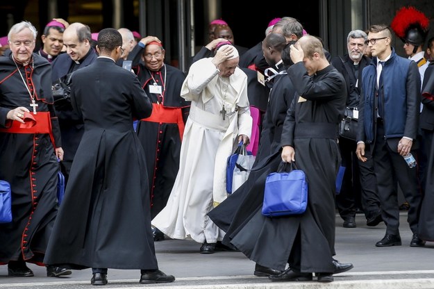 Papież Franciszek wśród uczestników synodu /Fabio Frustaci /PAP/EPA