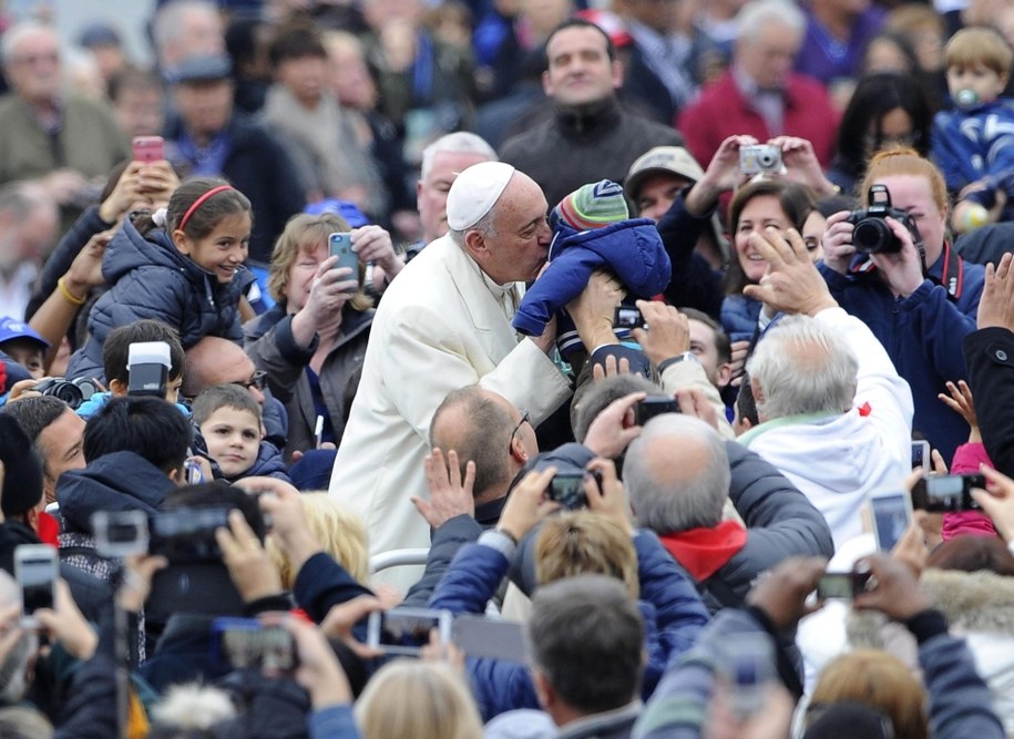 Papież Franciszek wśród wiernych na Placu Św. Piotra w Watykanie /GIORGIO ONORATI /PAP/EPA