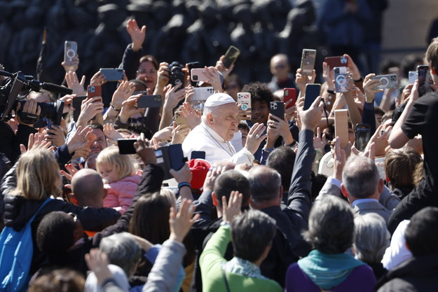 Papież Franciszek wśród wiernych na placu św. Piotra /Fabio Frustaci /PAP/EPA