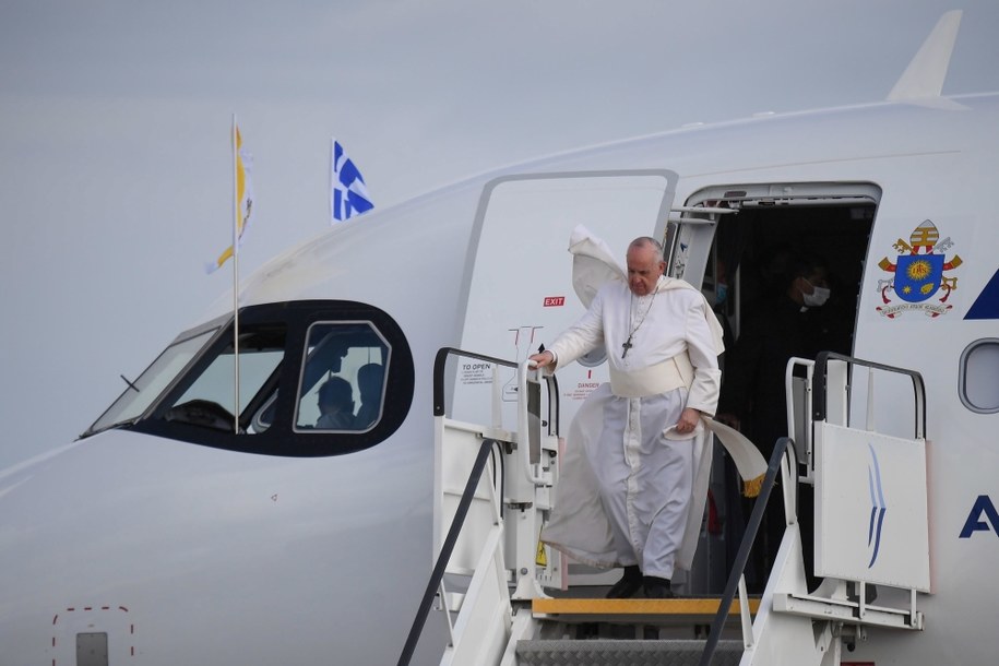 Papież Franciszek wysiada z samolotu na ceremonię powitania po przybyciu na międzynarodowe lotnisko Eleftherios Venizelos, niedaleko Aten w Grecji /ALESSANDRO DI MEO    /PAP/EPA