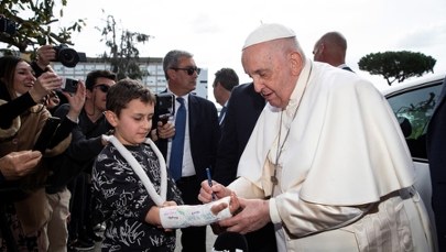 Papież Franciszek wyszedł ze szpitala. "Wciąż żyję"