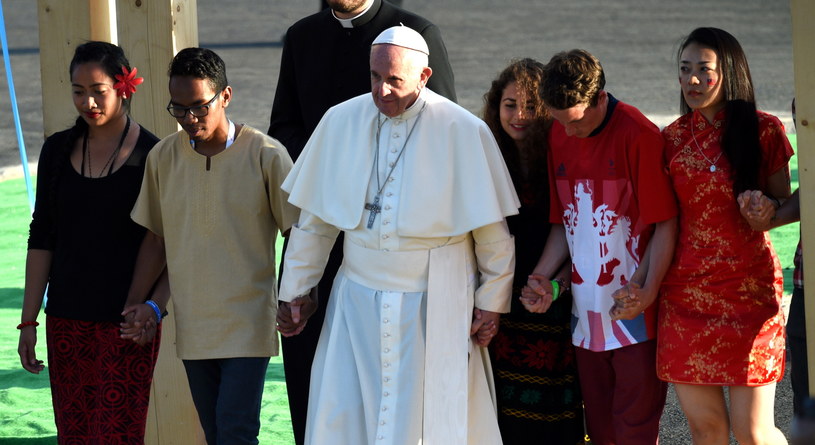 Papież Franciszek z grupą pielgrzymów przechodzi przez Bramę Miłosierdzia /Jacek Turczyk /PAP