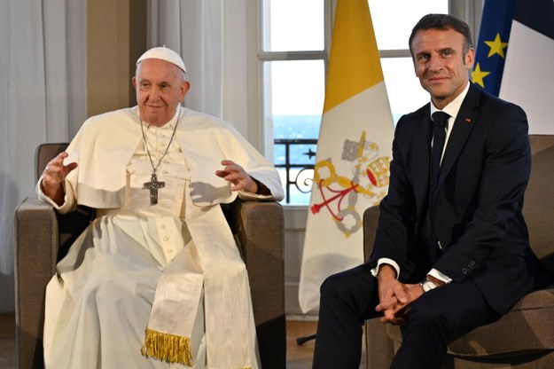 Papież Franciszek z prezydentem Francji Emmanuelem Macronem /ANDREAS SOLARO / POOL /PAP/EPA