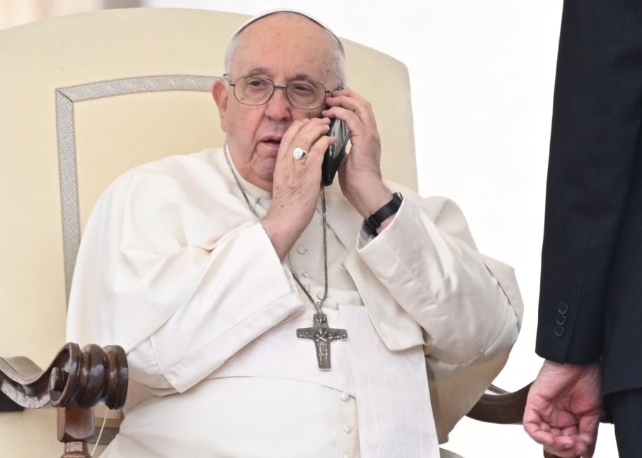 Papież Franciszek z telefonem komórkowym podczas audiencji generalnej /CLAUDIO PERI /PAP/EPA