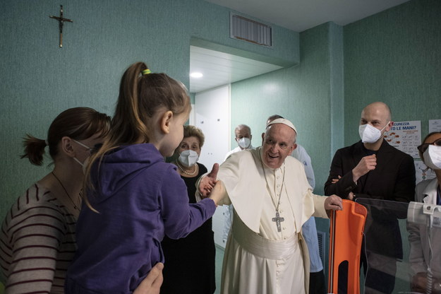 Papież Franciszek z wizytą u hospitalizowanych ukraińskich dzieci /VATICAN MEDIA HANDOUT /PAP/EPA