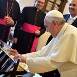 Papież Franciszek zagrał na karaibskiej perkusji 