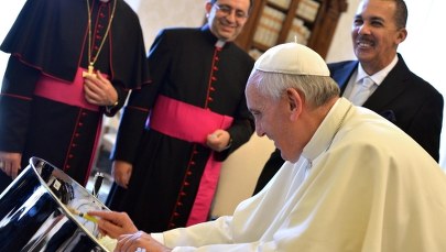 Papież Franciszek zagrał na karaibskiej perkusji 