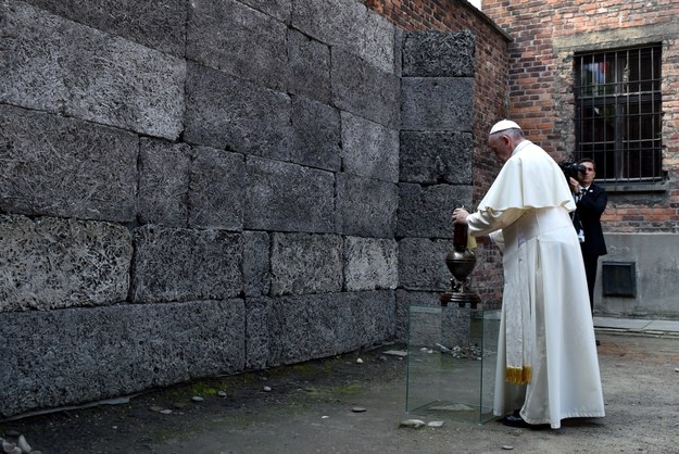 Papież Franciszek zapala znicz przy Ścianie Śmierci na dziedzińcu między blokiem 10 i 11 w byłym niemieckim, nazistowskim obozie zagłady Auschwitz I /Radek Pietruszka /PAP