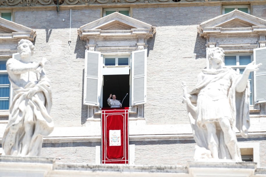 Papież Franciszek zapewnił w niedzielę o swej bliskości ze wszystkimi dotkniętymi pandemią oraz tymi, którzy doświadczają jej skutków ekonomicznych i socjalnych /GIUSEPPE LAMI /PAP/EPA