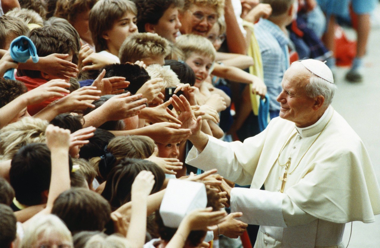 Papież: Jan Paweł II bywał wprowadzany w błąd ws. pedofilii. Kard. Dziwisz: Nie mogę potwierdzić