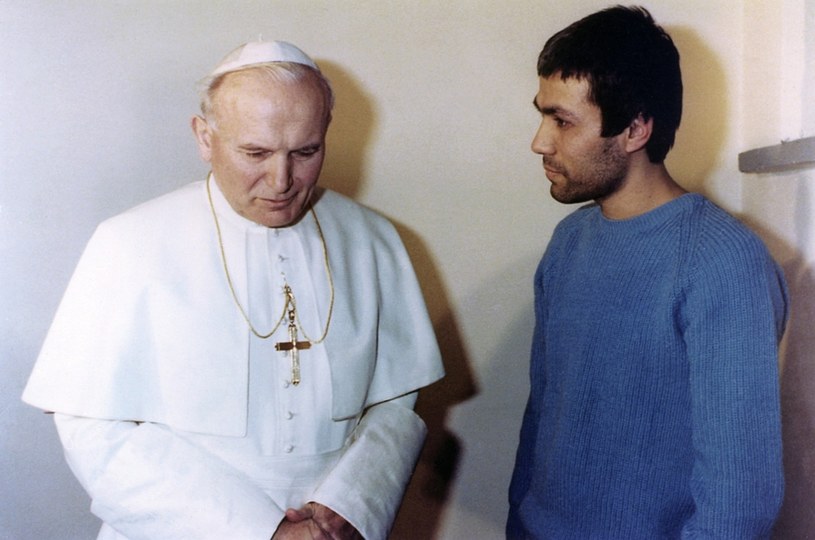 Papież Jan Paweł II i jego niedoszły zabójca - Ali Agca /Wojtek Laski /East News