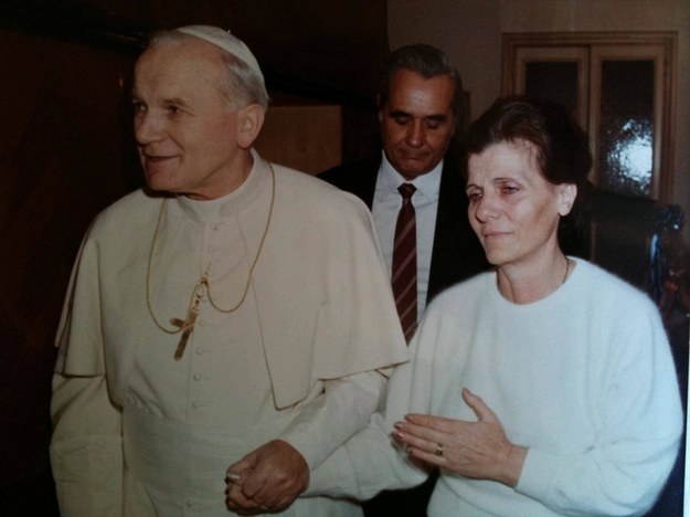 Papież Jan Paweł II i matka zaginionej Emanueli Orlandi na zdjęciu ze stycznia 1983 roku /	FT/Roma / IPA / IPA /PAP/PA