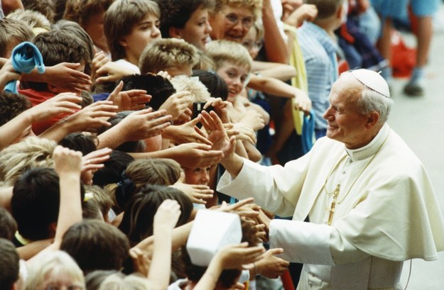 Papież Jan Paweł II na spotkaniu z dziećmi na stadionie w Innsbrucku w Austrii w czerwcu 1988 roku /Dominik Obertreis/dpa /PAP/EPA