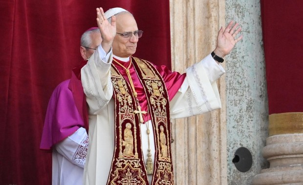 Papież Leon XIV pokazał się wiernym. To były jego pierwsze słowa