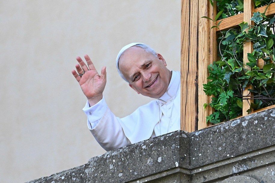 Papież Leon XIV pozdrawia wiernych z balkonu posiadłości w Castel Gandolfo /ANDREAS SOLARO/AFP /East News