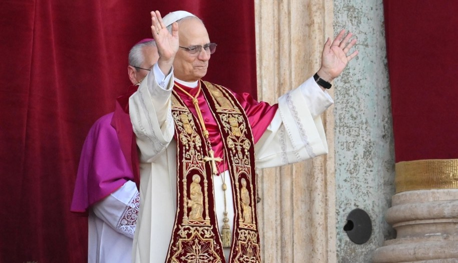 Papież Leon XIV pozdrawiający wiernych zgromadzonych na pl. św. Piotra /ALESSANDRO DI MEO    /PAP/EPA