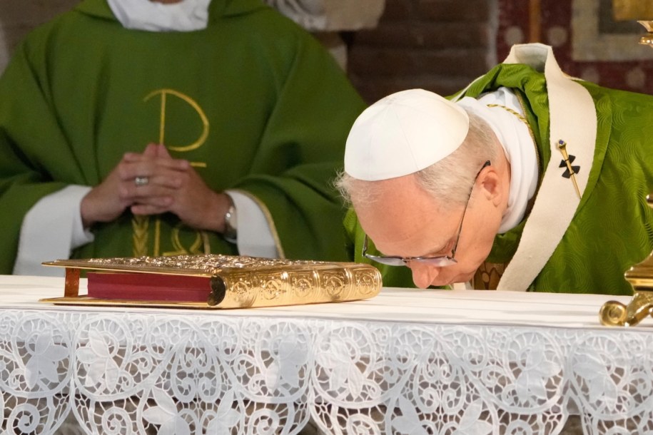 Papież Leon XIV w czasie mszy /GREGORIO BORGIA / POOL /PAP/EPA
