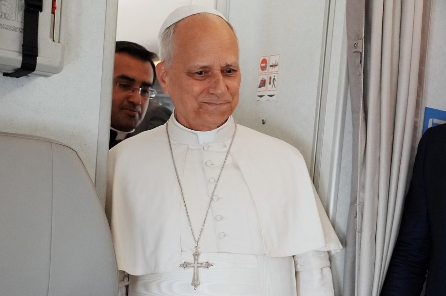 Papież Leon XIV w drodze powrotnej z Afryki do Watykanu /ANDREW MEDICHINI /PAP/EPA