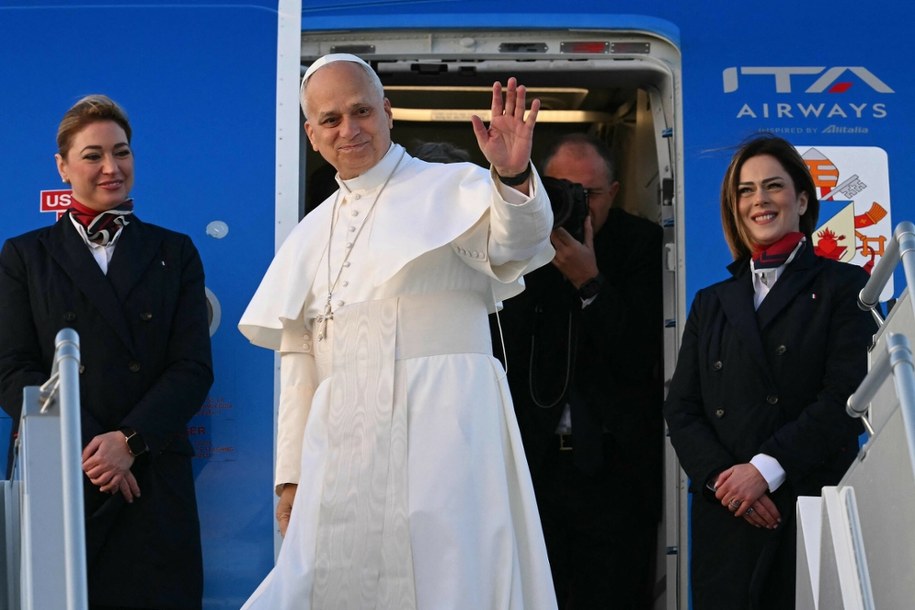 Papież Leon XIV wchodzi na pokład samolotu do Ankary /FILIPPO MONTEFORTE /AFP/EAST NEWS