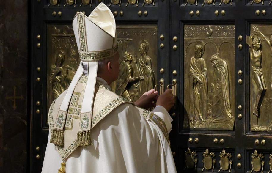 Papież Leon XIV zamykający Drzwi Święte w bazylice watykańskiej /YARA NARDI/POOL /PAP/EPA