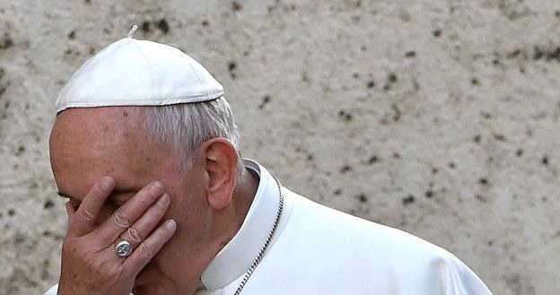 Papież mówi "dając jałmużnę nie osądzaj tego, kto ją otrzymuje" /AFP