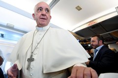 Papież na pokładzie samolotu do Polski: Świat jest pogrążony w wojnie, bo zatracił pokój