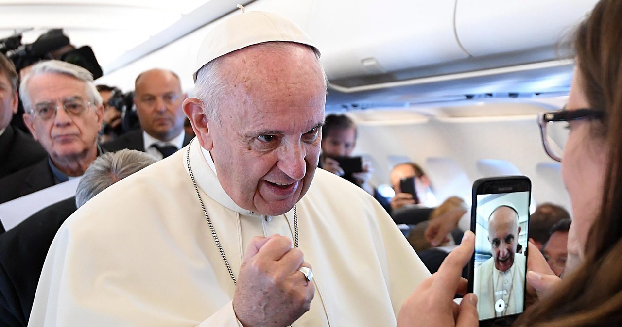 Papież na pokładzie samolotu do Polski: Świat jest pogrążony w wojnie, bo zatracił pokój