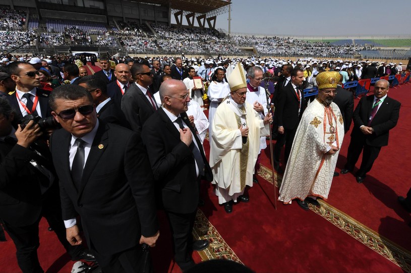 Papież na stadionie w pilnie strzeżonym ośrodku lotnictwa wojskowego pod Kairem /PAP/EPA