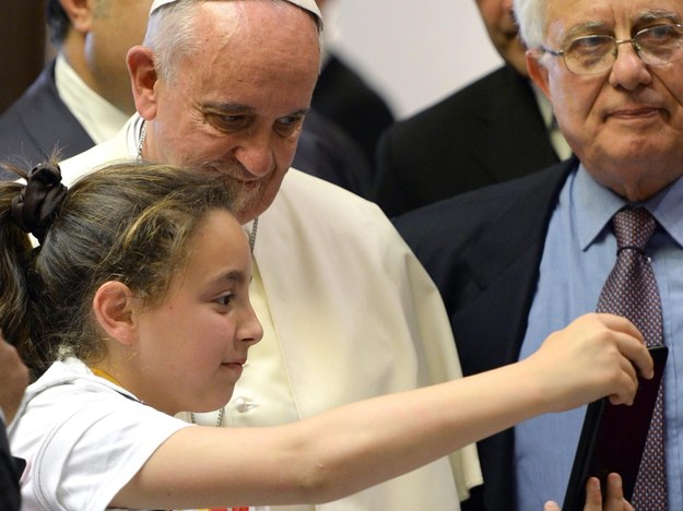 Papież nie ma żadnych oporów przed pozowaniem do tzw. selfie /MAURIZIO BRAMBATTI /PAP/EPA
