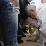 Papież obmył nogi dwunastu młodocianym przestępcom