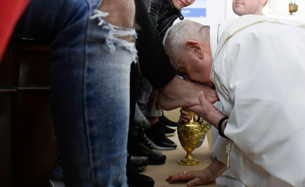Papież obmył nogi dwunastu młodocianym przestępcom